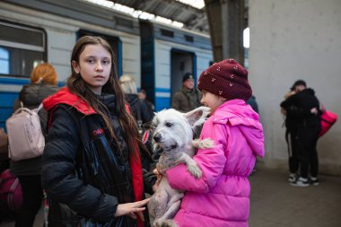 Lviv, Ukrayna - 22 Mart 2022: Lviv tren istasyonunda Avrupa 'ya kaçmak için tren bekleyen Ukraynalı mülteciler