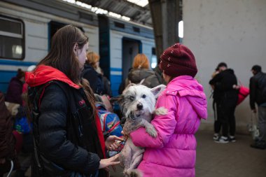 Lviv, Ukrayna - 22 Mart 2022: Lviv tren istasyonunda Avrupa 'ya kaçmak için tren bekleyen Ukraynalı mülteciler