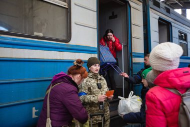 Lviv, Ukrayna - 22 Mart 2022: Lviv tren istasyonunda Avrupa 'ya kaçmak için tren bekleyen Ukraynalı mülteciler