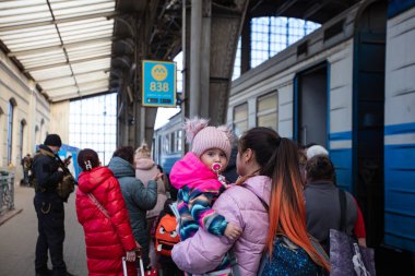 Lviv, Ukrayna - 22 Mart 2022: Lviv tren istasyonunda Avrupa 'ya kaçmak için tren bekleyen Ukraynalı mülteciler