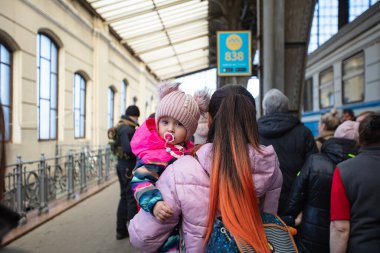 Lviv, Ukrayna - 22 Mart 2022: Lviv tren istasyonunda Avrupa 'ya kaçmak için tren bekleyen Ukraynalı mülteciler