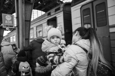 Lviv, Ukrayna - 22 Mart 2022: Lviv tren istasyonunda Avrupa 'ya kaçmak için tren bekleyen Ukraynalı mülteciler