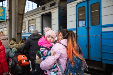 Lviv, Ukrayna - 22 Mart 2022: Lviv tren istasyonunda Avrupa 'ya kaçmak için tren bekleyen Ukraynalı mülteciler
