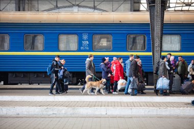 Lviv, Ukrayna - 22 Mart 2022: Lviv tren istasyonunda Avrupa 'ya kaçmak için tren bekleyen Ukraynalı mülteciler