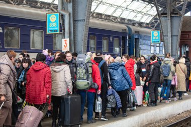 Lviv, Ukrayna - 22 Mart 2022: Lviv tren istasyonunda Avrupa 'ya kaçmak için tren bekleyen Ukraynalı mülteciler