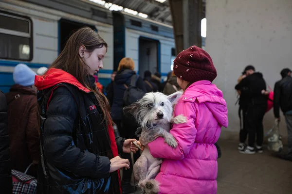 Lviv Ukraine Mars 2022 Réfugiés Ukrainiens Gare Lviv Attendant Que — Photo
