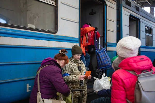 Lviv Oekraïne Maart 2022 Oekraïense Vluchtelingen Station Lviv Wachten Trein — Stockfoto
