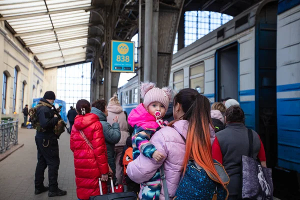 Lviv Ukraine Mars 2022 Réfugiés Ukrainiens Gare Lviv Attendant Que — Photo