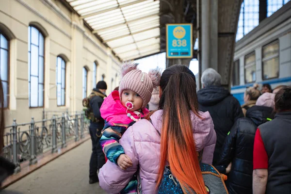 Lviv Ukraina Maaliskuuta 2022 Ukrainan Pakolaiset Lviv Rautatieasemalla Odottamassa Junan — kuvapankkivalokuva