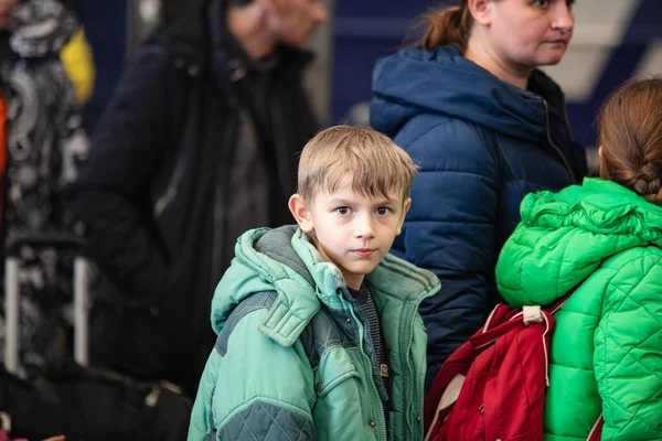 Lviv, Ukrayna - 22 Mart 2022: Lviv tren istasyonunda Avrupa 'ya kaçmak için tren bekleyen Ukraynalı mülteciler