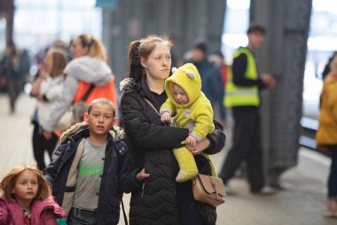 Lviv, Ukrayna - 22 Mart 2022: Lviv tren istasyonunda Avrupa 'ya kaçmak için tren bekleyen Ukraynalı mülteciler