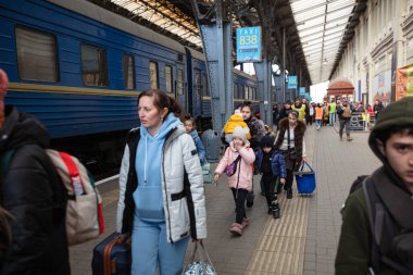 Lviv, Ukrayna - 22 Mart 2022: Lviv tren istasyonunda Avrupa 'ya kaçmak için tren bekleyen Ukraynalı mülteciler
