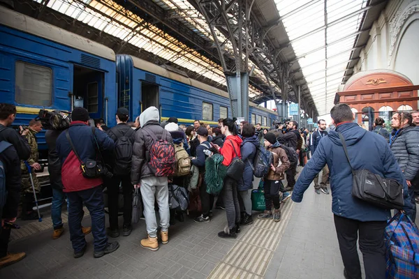 Lviv Ucrânia Março 2022 Refugiados Ucranianos Estação Ferroviária Lviv Esperando — Fotografia de Stock