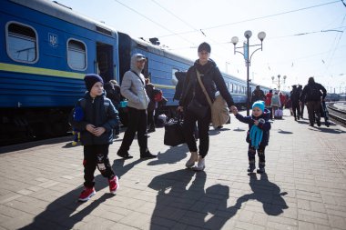 Lviv, Ukrayna - 24 Mart 2022: Mariupol 'den Lviv tren istasyonuna kaçan Ukraynalı mülteciler