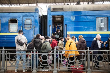 Lviv, Ukrayna - 24 Mart 2022: Mariupol 'den Lviv tren istasyonuna kaçan Ukraynalı mülteciler