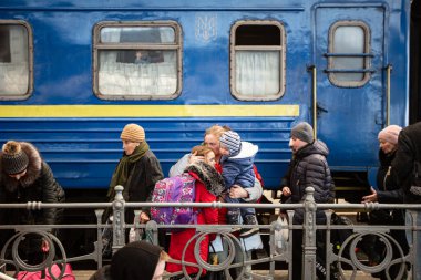 Lviv, Ukrayna - 24 Mart 2022: Mariupol 'den Lviv tren istasyonuna kaçan Ukraynalı mülteciler