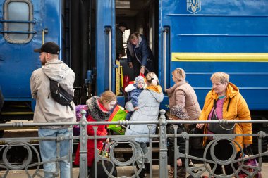Lviv, Ukrayna - 24 Mart 2022: Mariupol 'den Lviv tren istasyonuna kaçan Ukraynalı mülteciler