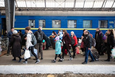 Lviv, Ukrayna - 24 Mart 2022: Mariupol 'den Lviv tren istasyonuna kaçan Ukraynalı mülteciler