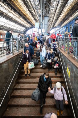 Lviv, Ukrayna - 24 Mart 2022: Mariupol 'den Lviv tren istasyonuna kaçan Ukraynalı mülteciler