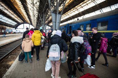 Lviv, Ukrayna - 24 Mart 2022: Mariupol 'den Lviv tren istasyonuna kaçan Ukraynalı mülteciler