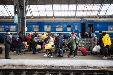 Lviv, Ukrayna - 24 Mart 2022: Mariupol 'den Lviv tren istasyonuna kaçan Ukraynalı mülteciler
