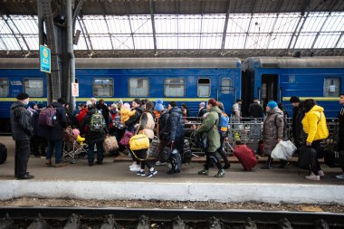 Lviv, Ukrayna - 24 Mart 2022: Mariupol 'den Lviv tren istasyonuna kaçan Ukraynalı mülteciler
