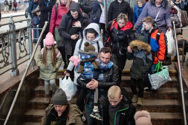 Lviv, Ukrayna - 24 Mart 2022: Mariupol 'den Lviv tren istasyonuna kaçan Ukraynalı mülteciler