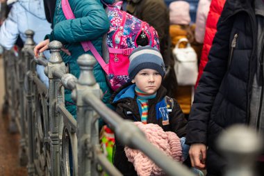 Lviv, Ukrayna - 24 Mart 2022: Mariupol 'den Lviv tren istasyonuna kaçan Ukraynalı mülteciler