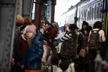 Lviv, Ukrayna - 24 Mart 2022: Mariupol 'den Lviv tren istasyonuna kaçan Ukraynalı mülteciler