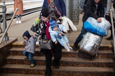 Lviv, Ukrayna - 24 Mart 2022: Mariupol 'den Lviv tren istasyonuna kaçan Ukraynalı mülteciler