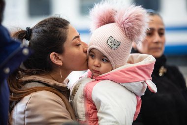 Lviv, Ukrayna - 24 Mart 2022: Mariupol 'den Lviv tren istasyonuna kaçan Ukraynalı mülteciler