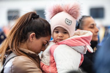 Lviv, Ukrayna - 24 Mart 2022: Mariupol 'den Lviv tren istasyonuna kaçan Ukraynalı mülteciler