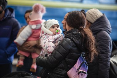 Lviv, Ukrayna - 24 Mart 2022: Mariupol 'den Lviv tren istasyonuna kaçan Ukraynalı mülteciler