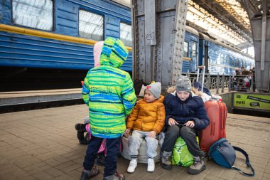 Lviv, Ukrayna - 24 Mart 2022: Mariupol 'den Lviv tren istasyonuna kaçan Ukraynalı mülteciler