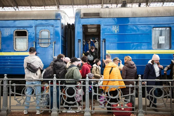 Lviv Ukrajna 2022 Március Ukrán Menekültek Mariupolból Lviv Pályaudvaron Vonatra — Stock Fotó
