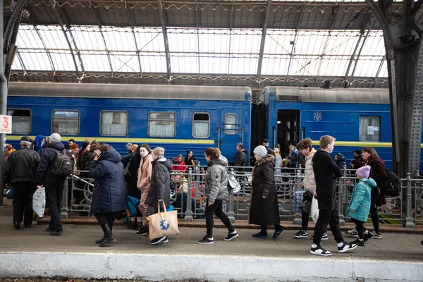 Lviv Ουκρανία Μαρτίου 2022 Ουκρανοί Πρόσφυγες Από Μαριούπολη Στο Σιδηροδρομικό — Φωτογραφία Αρχείου