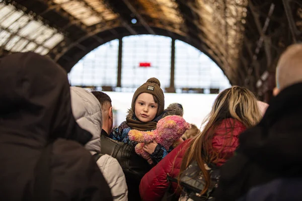Lviv Ukraina Maaliskuuta 2022 Ukrainan Pakolaiset Mariupolista Lviv Rautatieasemalta Odottavat — kuvapankkivalokuva