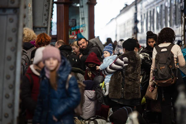 Lviv, Ukrayna - 24 Mart 2022: Mariupol 'den Lviv tren istasyonuna kaçan Ukraynalı mülteciler