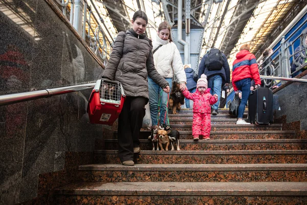 Львов Украина Марта 2022 Года Украинские Беженцы Мариуполя Железнодорожном Вокзале — стоковое фото