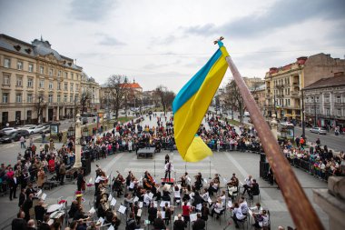 Lviv, Ukrayna - 26 Mart 2022: Rusya savaşı sırasında Lviv Ulusal Operası yakınında konser
