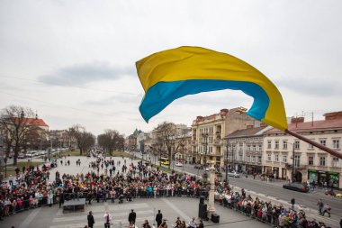 Lviv, Ukrayna - 26 Mart 2022: Rusya savaşı sırasında Lviv Ulusal Operası yakınında konser