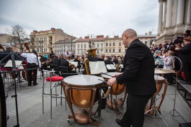 Lviv, Ukrayna - 26 Mart 2022: Rusya savaşı sırasında Lviv Ulusal Operası yakınında konser