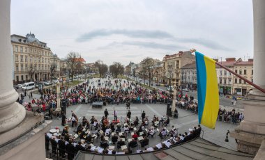 Lviv, Ukrayna - 26 Mart 2022: Rusya savaşı sırasında Lviv Ulusal Operası yakınında konser