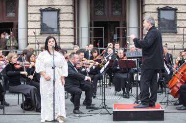 Lviv, Ukrayna - 26 Mart 2022: Rusya savaşı sırasında Lviv Ulusal Operası yakınında konser