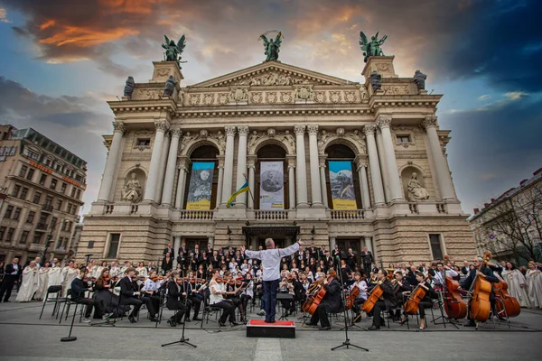 Lviv, Ukrayna - 26 Mart 2022: Rusya savaşı sırasında Lviv Ulusal Operası yakınında konser