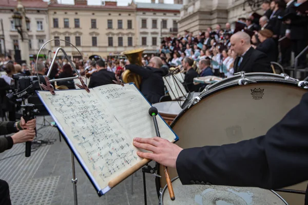 Lviv, Ukrayna - 26 Mart 2022: Rusya savaşı sırasında Lviv Ulusal Operası yakınında konser