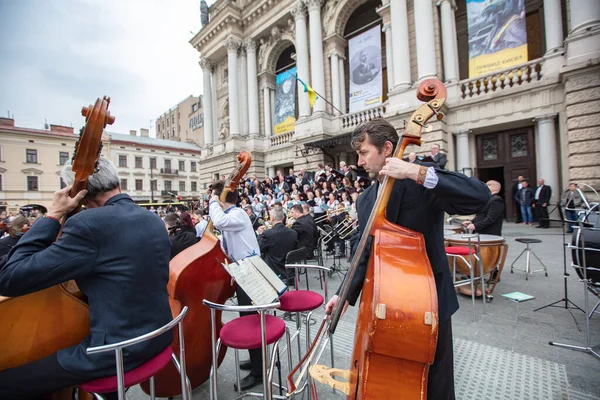 Lviv, Ukrayna - 26 Mart 2022: Rusya savaşı sırasında Lviv Ulusal Operası yakınında konser