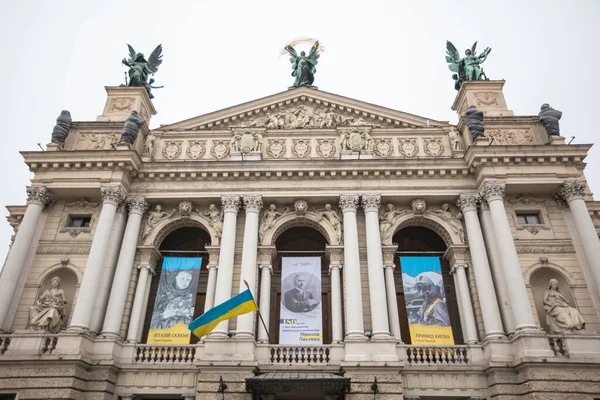 Lviv, Ukrayna - 26 Mart 2022: Rusya savaşı sırasında Lviv Ulusal Operası yakınında konser