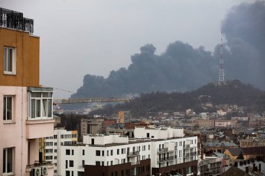 Lviv, Ukrayna - 26 Mart 2022: Rusya savaşı sırasında Lviv 'deki bir petrol deposuna füze saldırısı