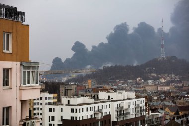 Lviv, Ukrayna - 26 Mart 2022: Rusya savaşı sırasında Lviv 'deki bir petrol deposuna füze saldırısı